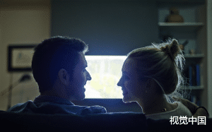 我把李彦成供上了博士， 他却嫌弃我人老珠黄学历不高，出轨后指使婆婆把我烧成植物人，又签了家属谅解书。