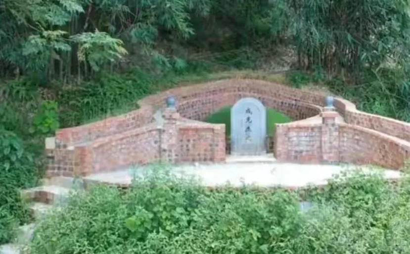 在上林县一个偏僻的山岭中，有一座孤零零的墓，墓主便是成克杰

他的墓原先是只是个