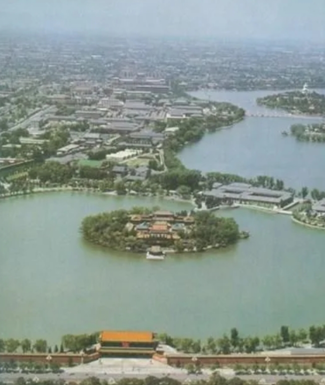 各国一把手的办公地点：
1.中国——主席，中南海。
2.美国——总统，白宫。
3