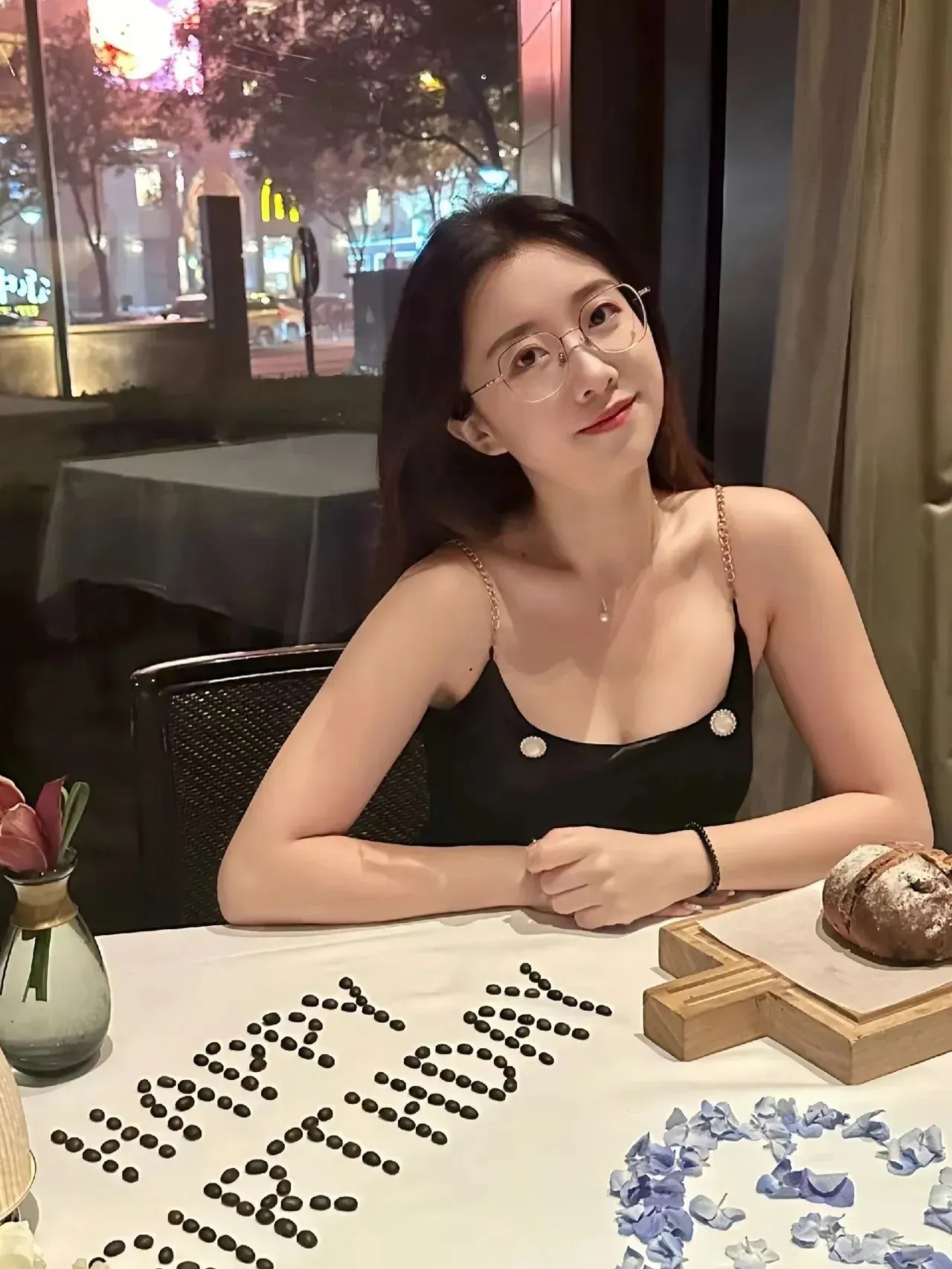 我观察到，如今无论条件再怎么出色的孩子，都难以寻觅到伴侣。以我女儿为例，她今年2