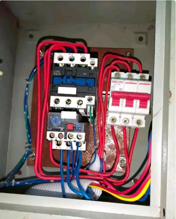 朋友给我介绍了一份电工的工作机会，我欣然前往。面试我的是一位主任，他给了我一张图