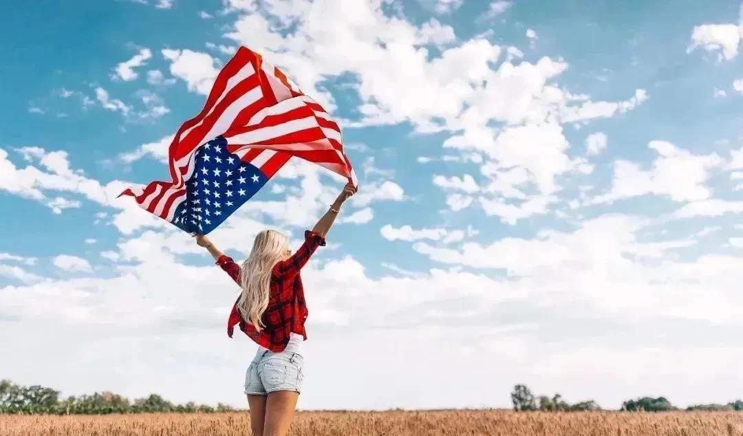 美国政府急了！大量绿卡积压，亏损上万亿！
美国彭博社发文称，美国绿卡大量积压，直