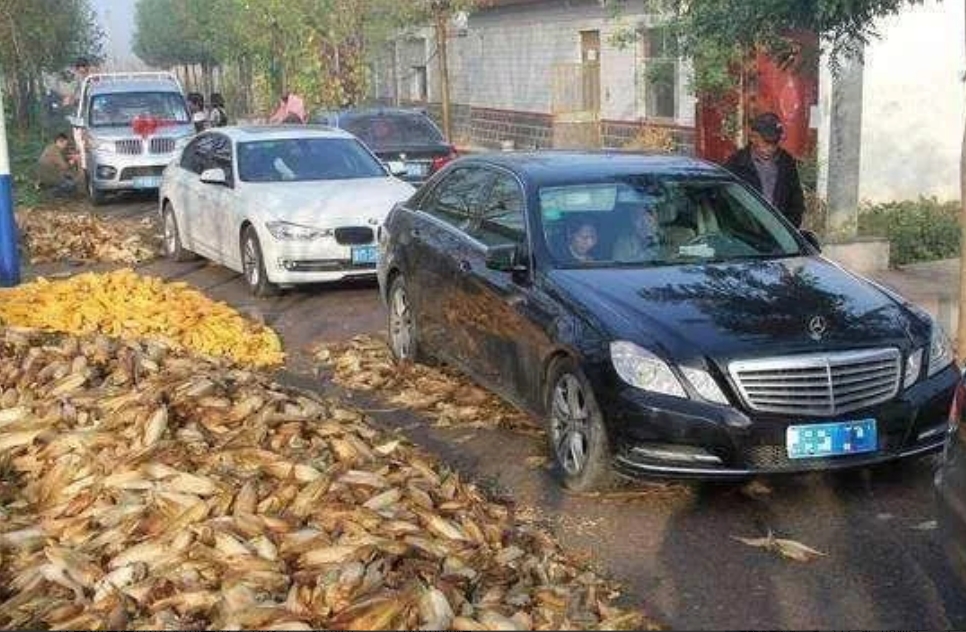 
过年走亲戚，千万要记得：不要在亲戚家待太久。
客不走，主不安的道理，你应该知道