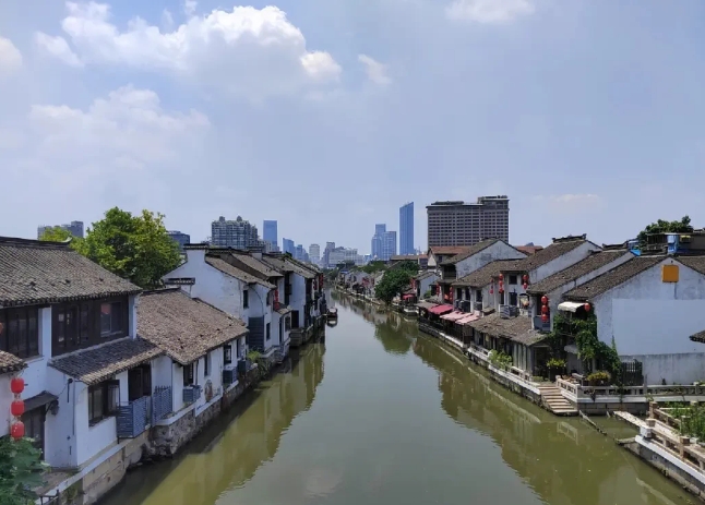 中国最适合养老的十个二线城市：
第1名、无锡 
第2名、大连 
第3名、厦门 
