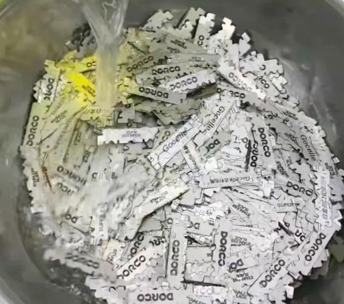 我不敢扔掉这个东西，因为将其扔进垃圾桶可能会带来很大的风险。有人有什么好的建议可