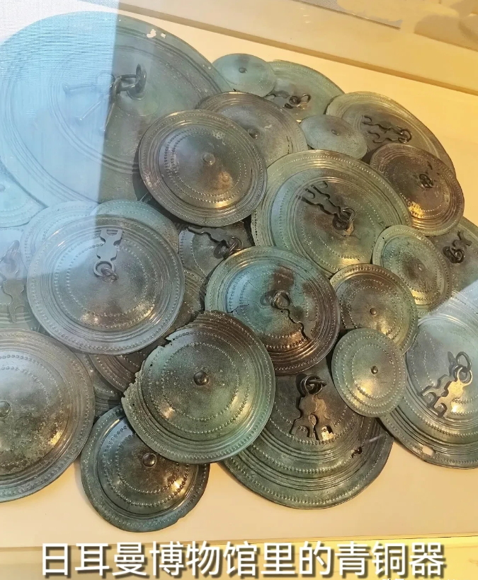德国两三千年前的青铜剑出土惊呆世人。这把青铜剑看上去还是闪亮如新，好像按下开关，