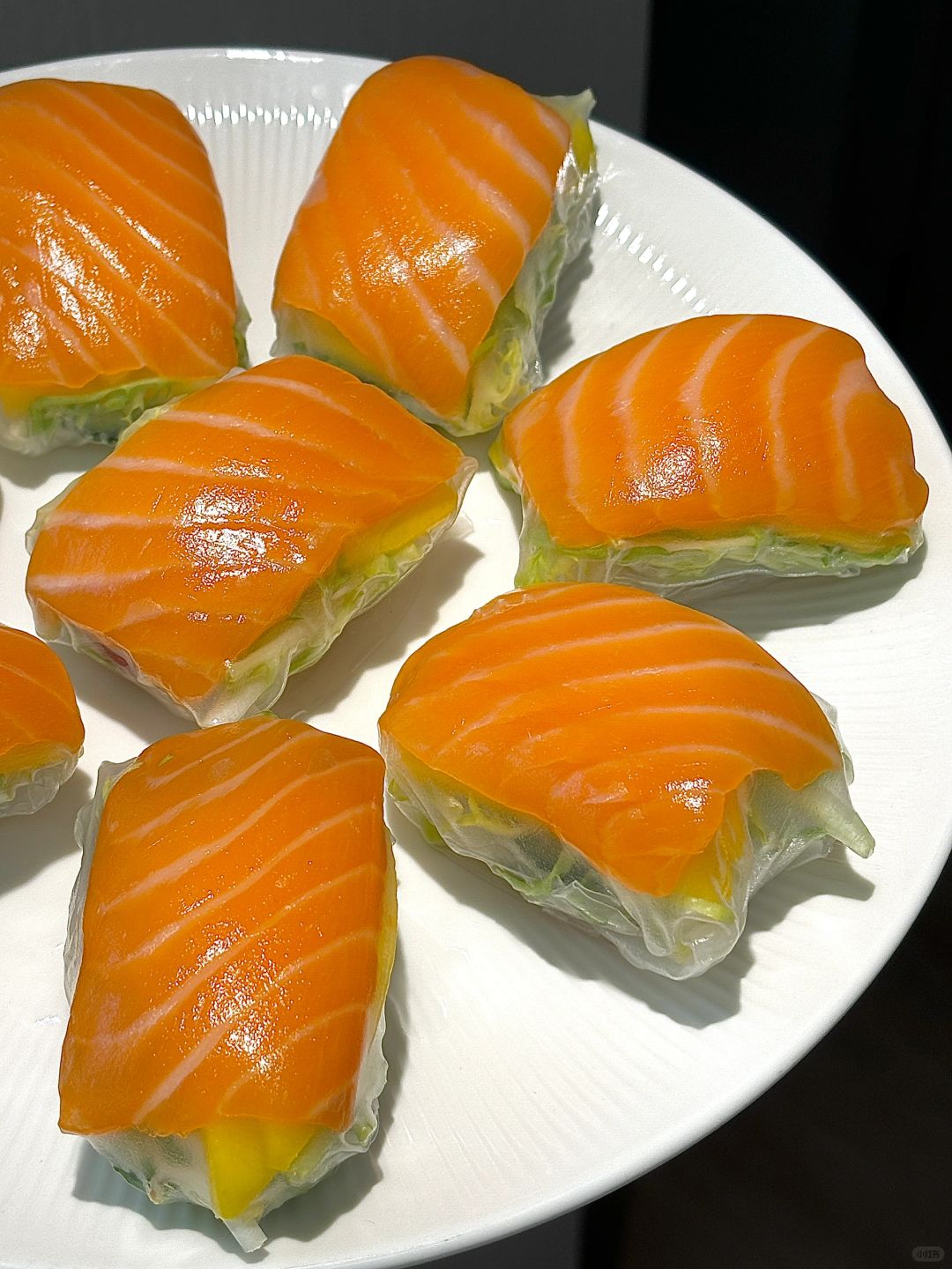 我家年味不一般！！上桌惊艳全家人！！！
巨巨巨巨好吃的“三文鱼果蔬卷”
三文鱼搭