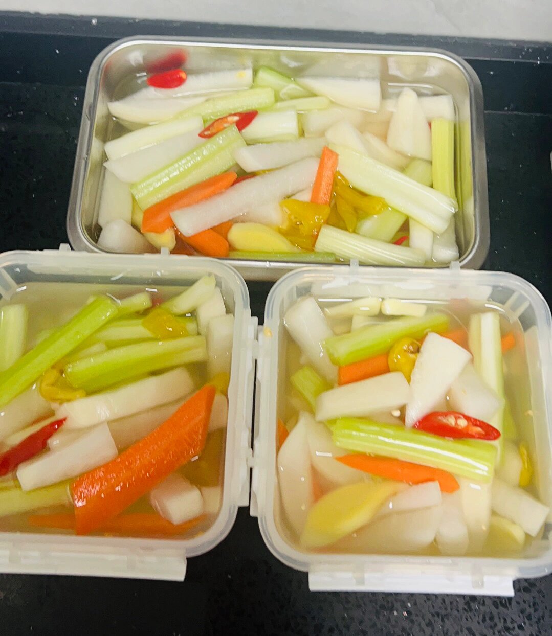 方便简单的开胃腌萝卜～

泡椒萝卜：

准备材料：白萝卜、胡萝卜、西芹、姜、蒜、