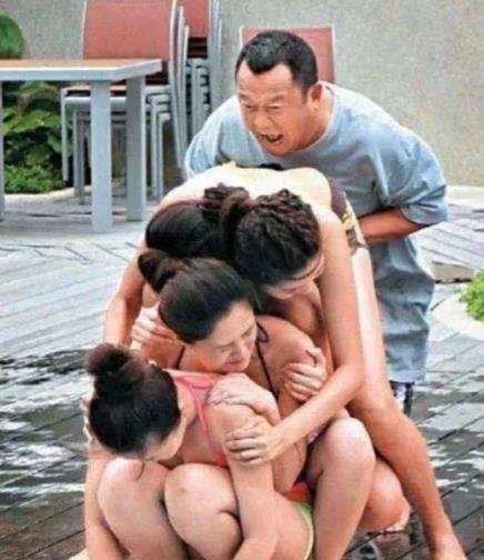 2008年，曾志伟主持节目前喝了点酒，竟然趁丘凯敏不注意扒下她的裤子！丘凯敏顿时