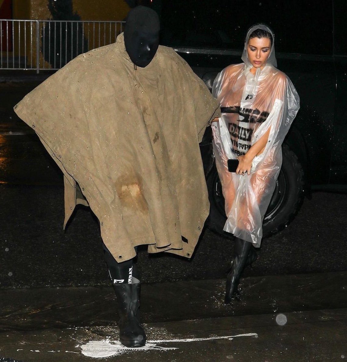 侃爷与妻子淋雨街拍
侃爷Kanye West与妻子Bianca Censori洛