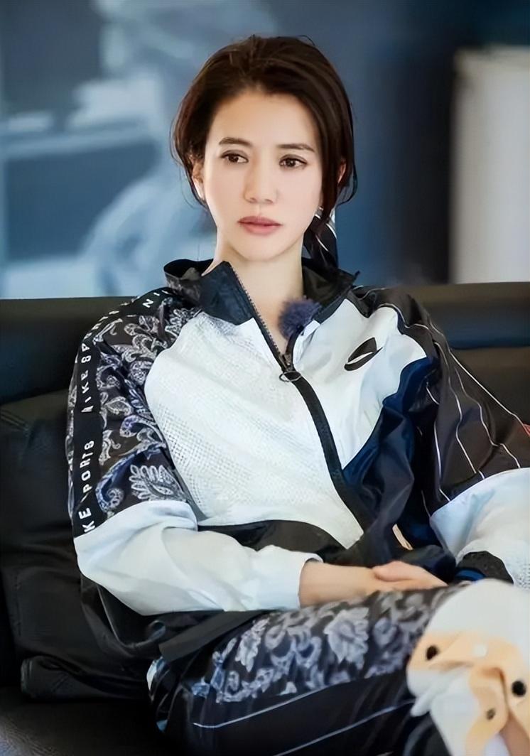 （袁咏仪）1994年袁咏仪因主演爱情片《新不了情》，获得第13届香港电影“