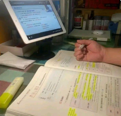 在这个竞争激烈的时代，为了保持自己的竞争优势，我们必须不断学习、不断进步。

拥