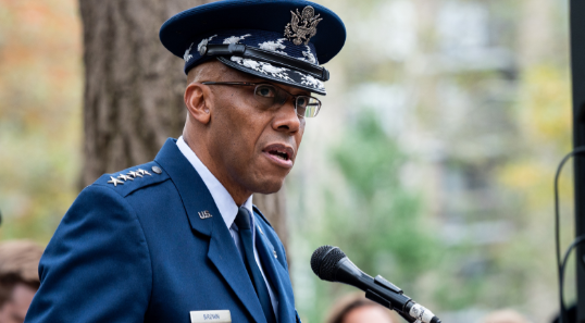 美国终于摘下了遮羞布，美军头头们直接承认已经准备好跟中国搞上了。新上任的美军大哥