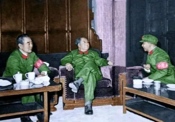 第一次看到这张照片，确实很罕见，三位领导同穿军装。从照片来看，这应该是毛主席在听