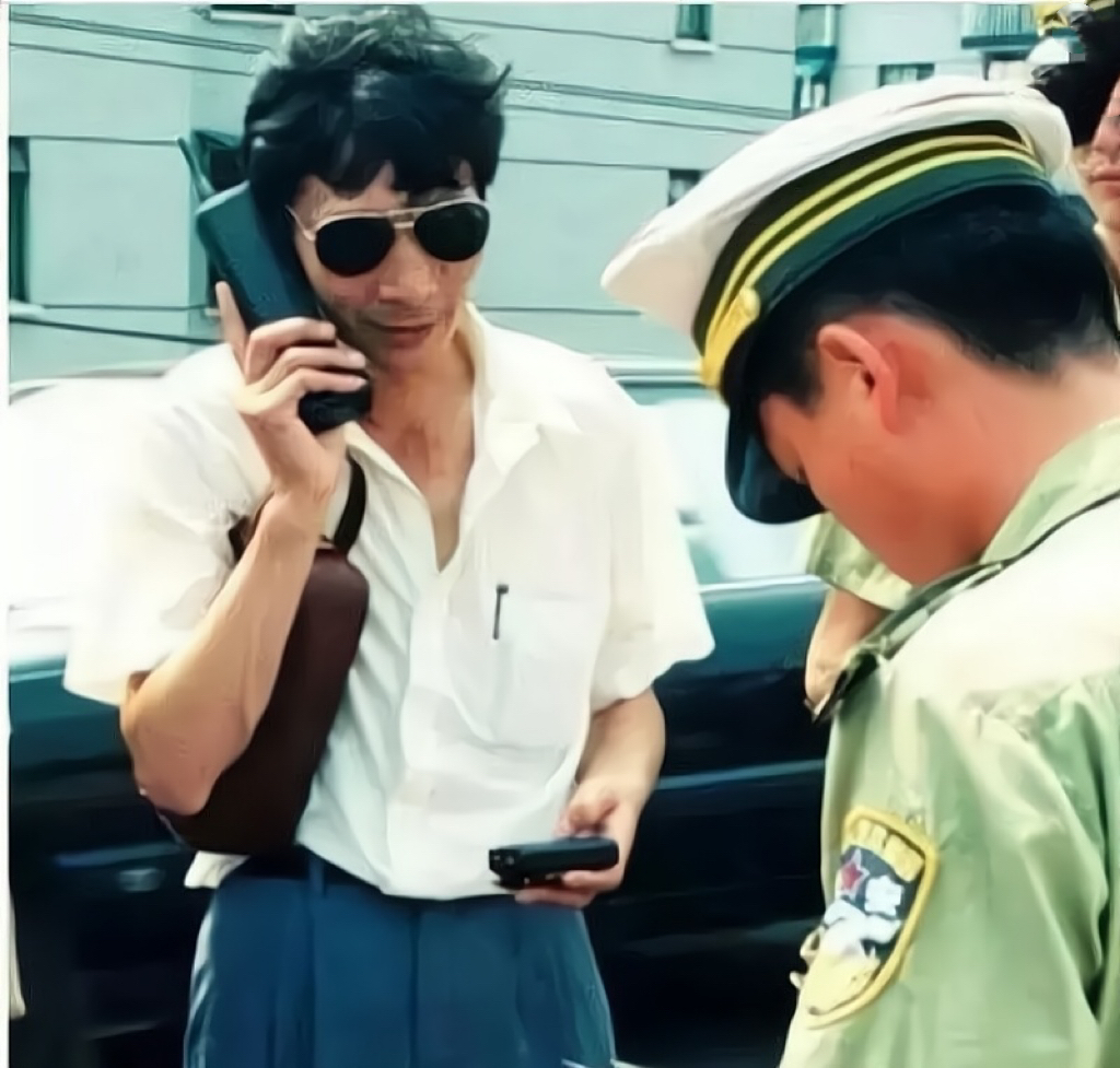90年代“土豪大哥”的标配，这张拍摄于90年代的照片，完全诠释了当时的“有钱人”