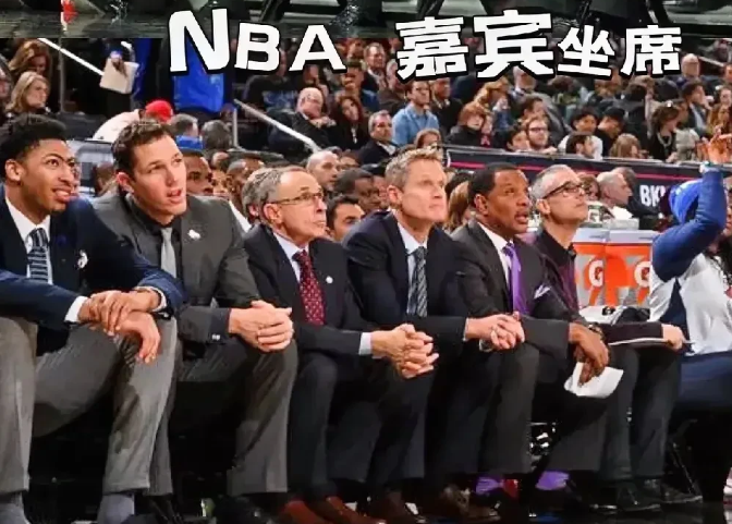 那一排沙发是显得如此醒目，如此特别，但也恰恰说明了我们的大球为什么越搞越差的根本