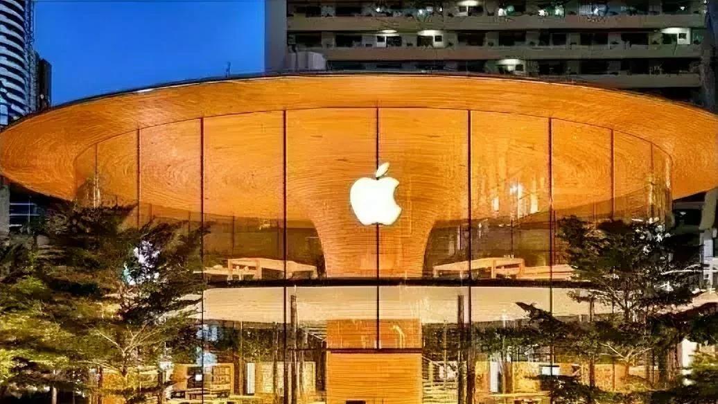 在日本，苹果13的售价为5801元，工作9.6天才能买得起。而在美国，同样的手机