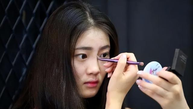 河南一大学女教师走红，模仿“大嫂”气场全开，学生：还差点味道