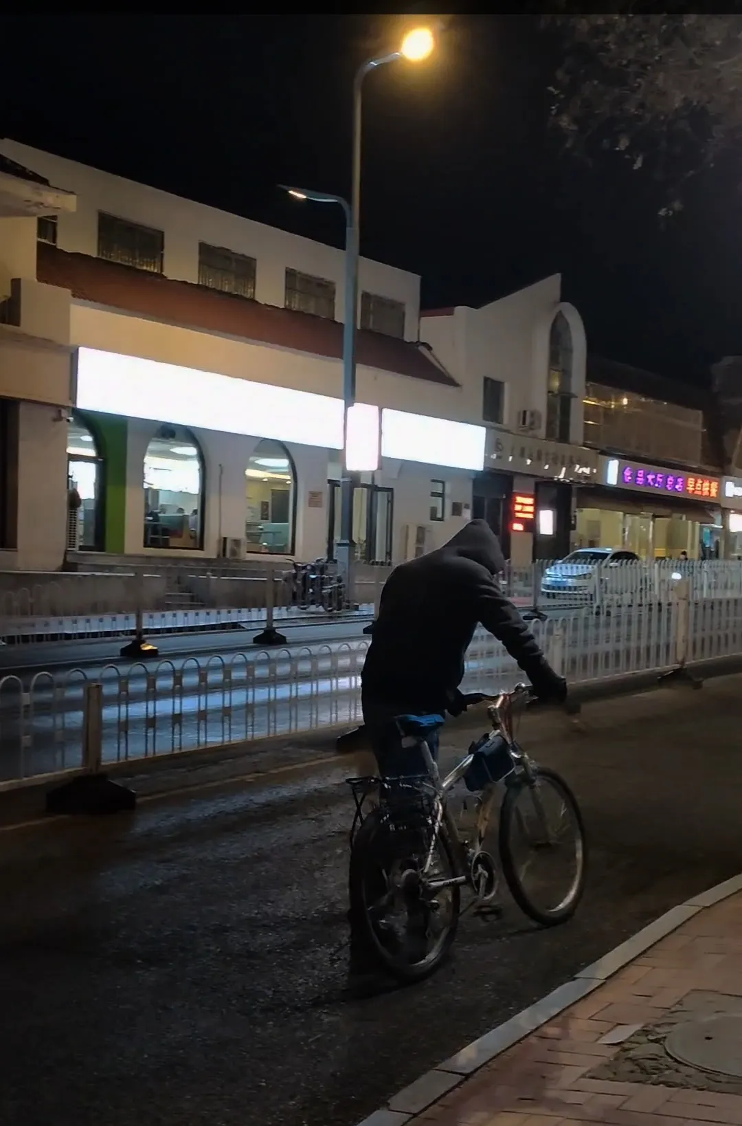 父亲在我家养老十五年，父亲去世，丧葬费我和弟弟每人出一半，葬礼结束，弟弟拿出父亲
