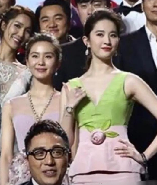 说刘亦菲白是因为绿色礼服的，良心不会痛吗？[衰] ​​​