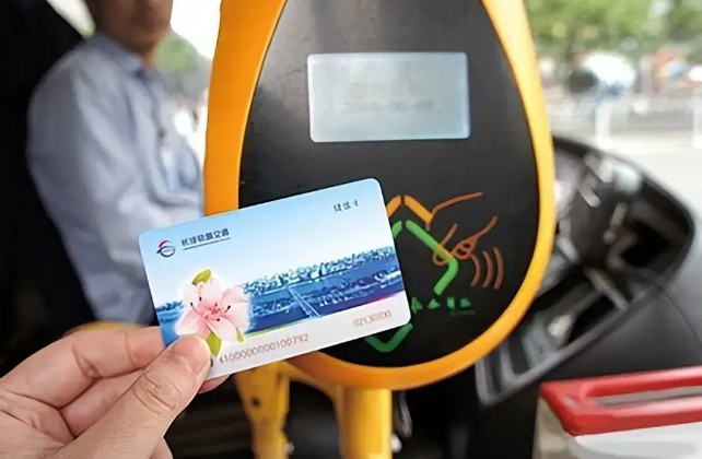 今天，85岁的老母亲乘公交车出行时，被提示卡余额不足，须付费乘坐，老母亲一脸蒙圈