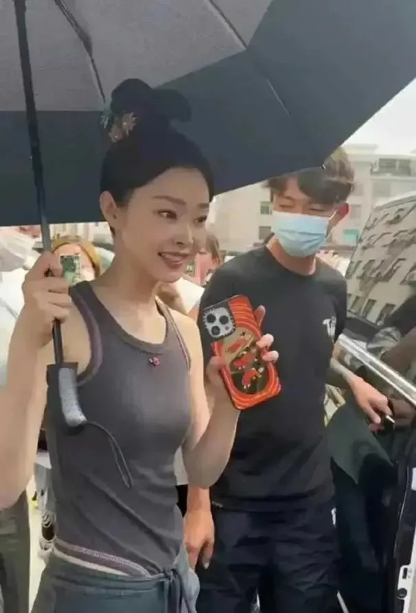 宋轶这衣服，怎么上厕所？难道底部有扣子可以解开？谁来解下？
