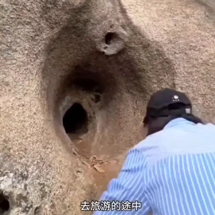 神秘的山洞。
去旅游的途中，在半山腰上发现这样一个神秘的山洞，洞口很小，只能一个