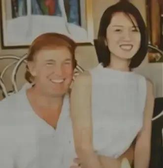 这张照片拍摄于1995年，49岁的特朗普和一名年轻的香港女孩的合影留念照，这名年