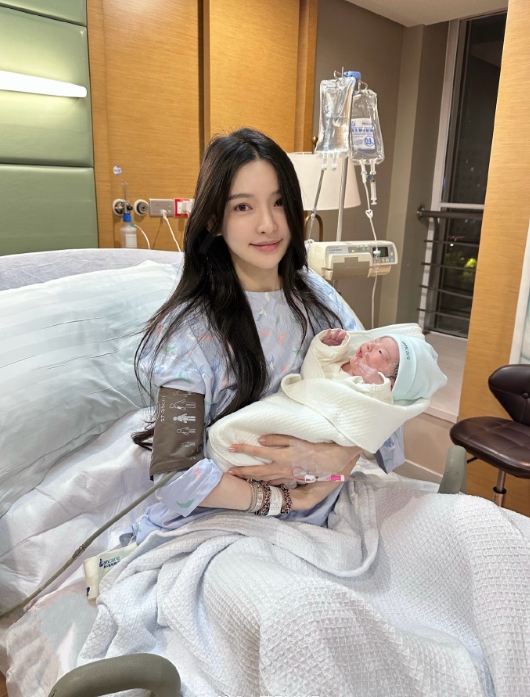 五分钟超快顺产 
向大家问好❤️
何其有幸 儿女双全 ​​​
