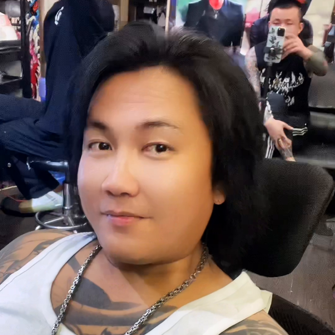 他是全网模仿陈浩南最像的人，无论是脸型还是身材都酷似陈浩南。视频中的他留着陈浩南