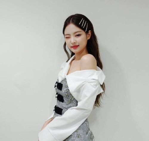 我每天洗漱的时候把头发qia起来很像jennie仿妆 ​​​