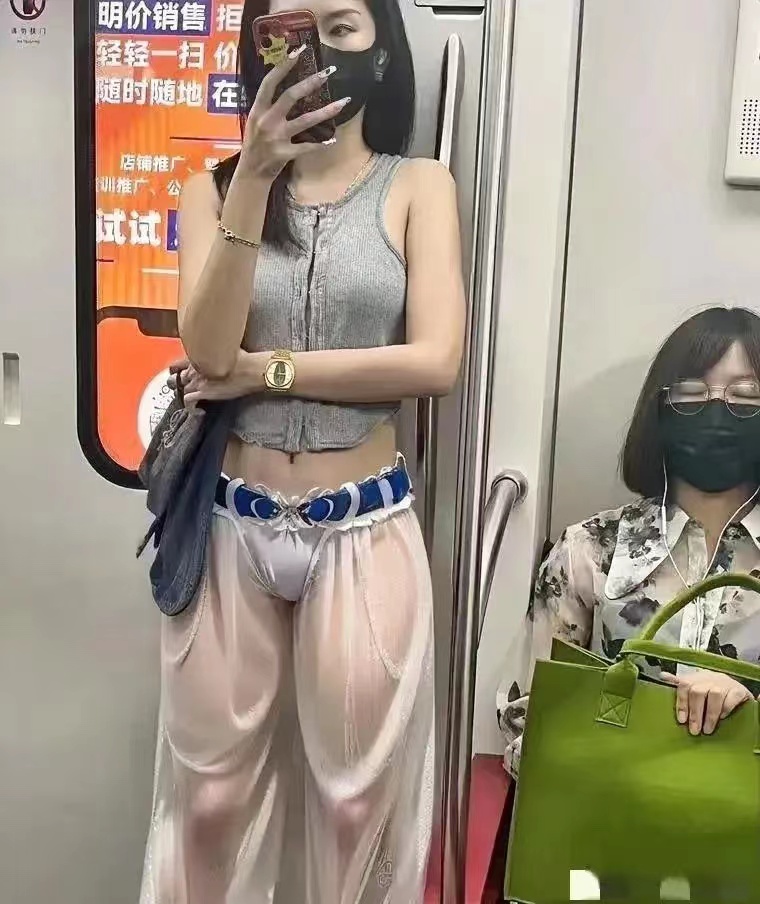 我一直很好奇，这样的衣服哪里可以买到？谁设计的？谁在销售？买家是什么心理？为什么