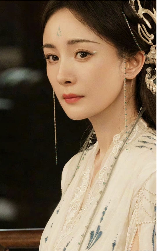 眼影和眼线笔很贵，用在女主身上太浪费。