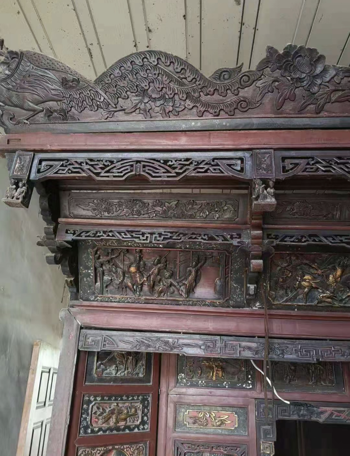 搬新家时，奶奶坚持要带着那张旧床。爸爸找来收废品的人，对方出价10块。奶奶气得拿