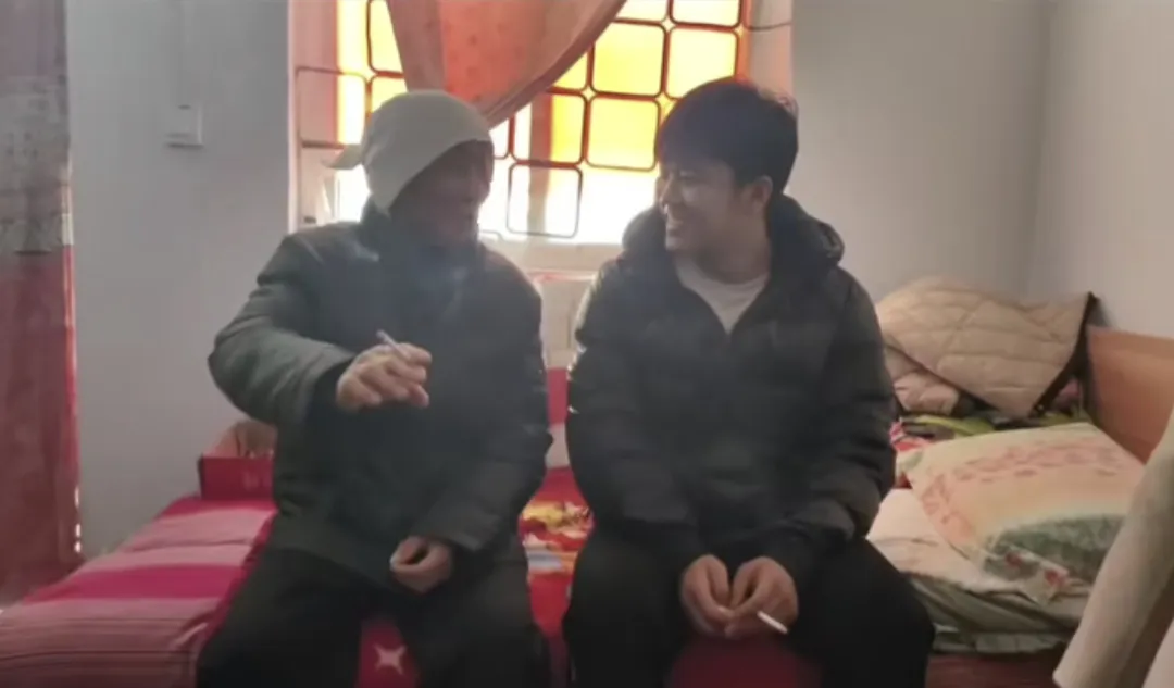 他终于笑了，看了这么多解清帅的照片，虽然家里人待他都很好，但是他基本都是表情有点