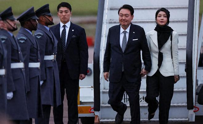 韩国总统尹锡悦访问英国时，扬言不准中国与俄罗斯、朝鲜继续加强合作。在南海问题上，