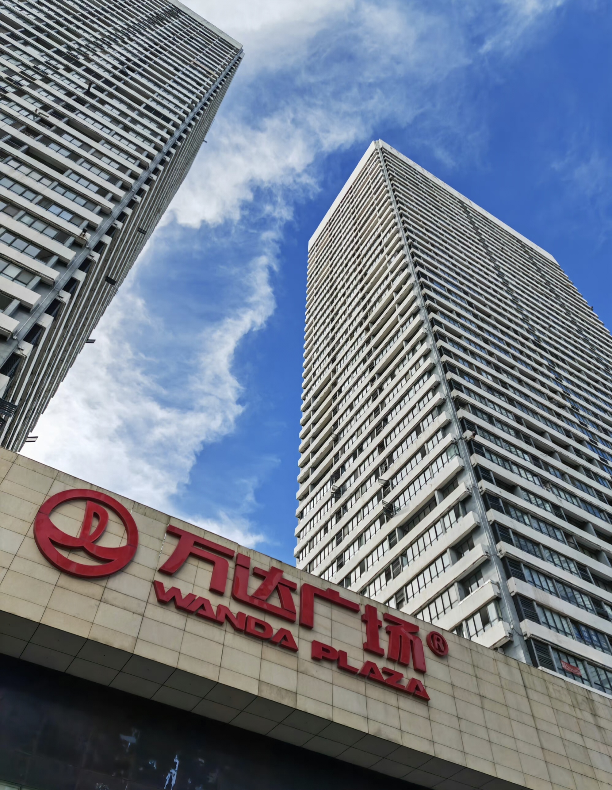 万达拟出售一二线城市万达广场
我感觉早些年万达广场还挺火的，我会经常去逛街，买东