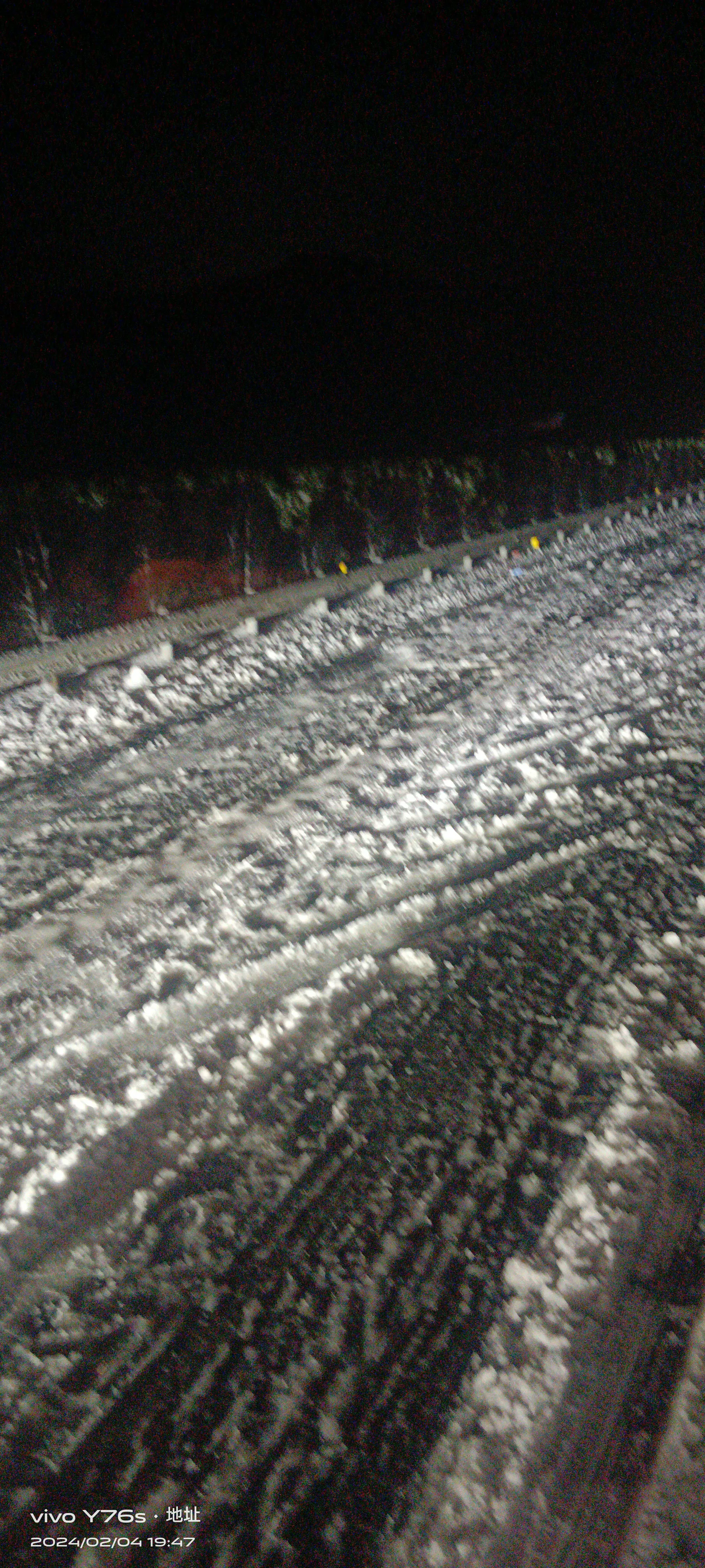 这就是湖南高速，下雪不铲雪，全都压成冰，一上陂，所以车全部趴窝，还没人管，40个