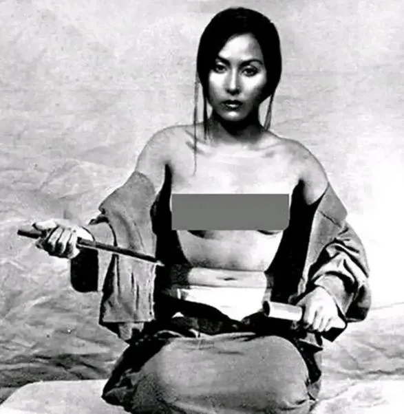 日本裕仁天皇无条件投降，部分日本女子用“剖腹”结束生命。

二战结束，日本裕仁天