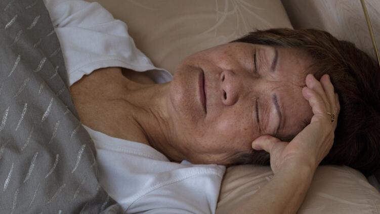 “8小时睡眠论”是错的？人过了65岁，每天睡多久好？告诉你答案