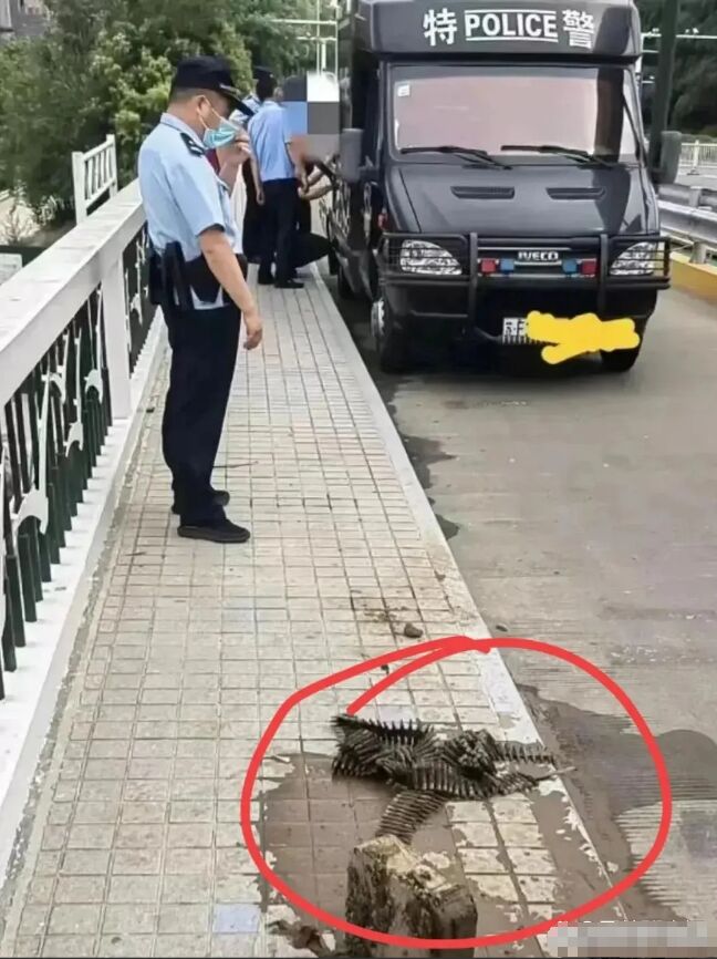 钓鱼人，真是什么都能钓起来啊