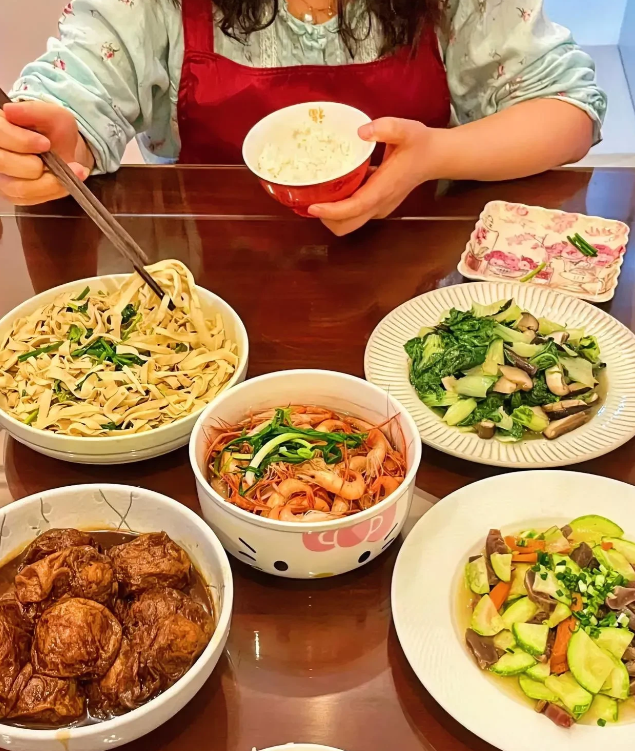 我妈今年58岁了，我觉得她快要被社会淘汰了，因为她平时的生活是这样的:
1、退休