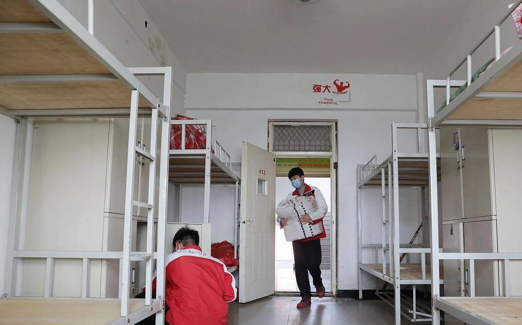 
高校不予安排住宿。 媒体:大趋势，什么大趋势啊?外地学生以后住哪里啊?人生地不