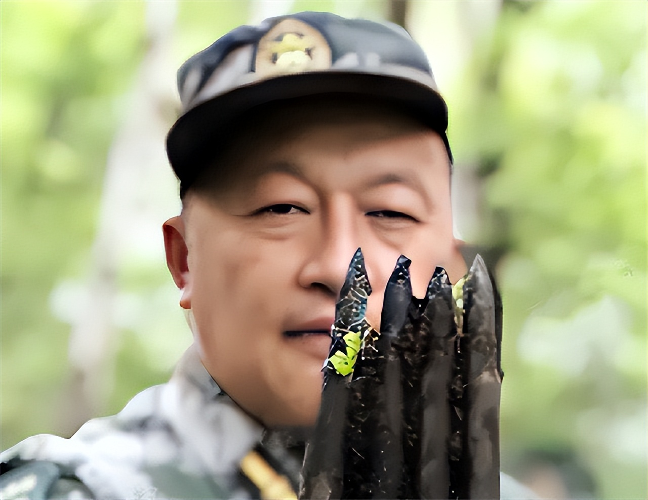 2019年，长白山一男子上山挖野菜，不知不觉间走到了山顶。突然，眼前出现了一些石