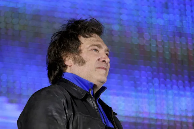 阿根廷的新总统米莱靠谱吗？他的3个治国方案惊世骇俗。
第一，为了减轻民众负担，削