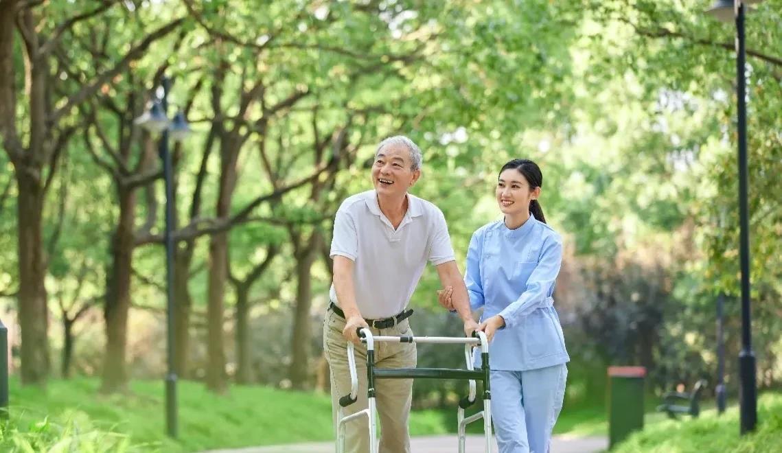 公司文员辞职了，原因是回家去照顾公婆。起初大家还以为文员很孝顺，后来才知道，文员