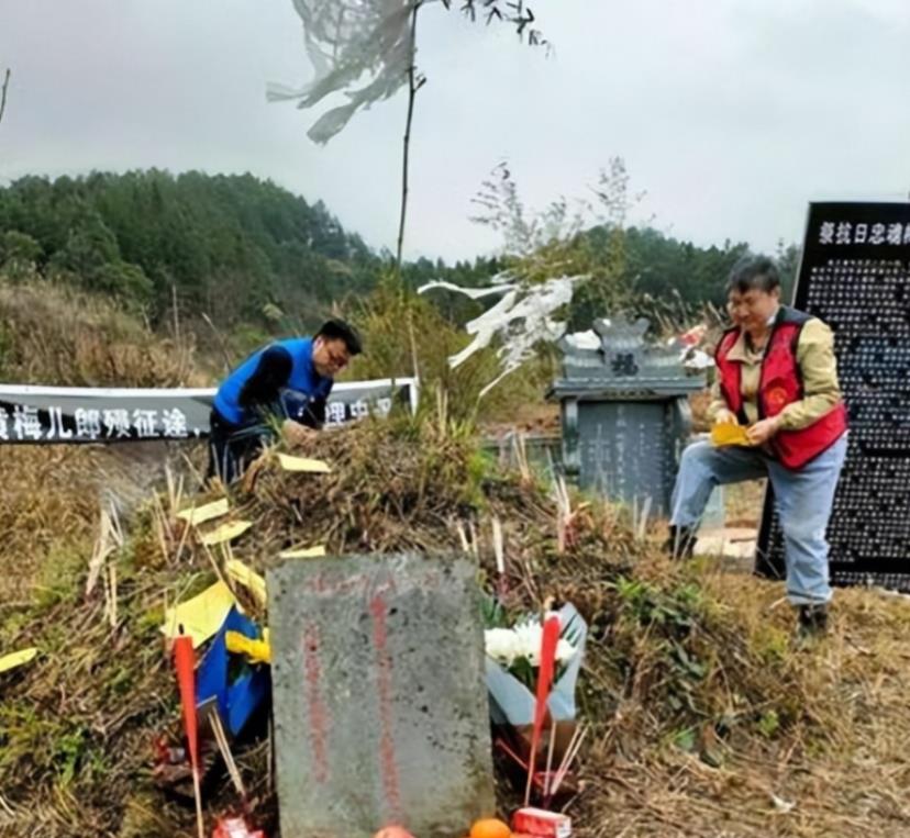 
贵州女子给母亲扫墓，发现不远处的孤坟长满了荒草，或许已经很久没人祭拜了，出于善
