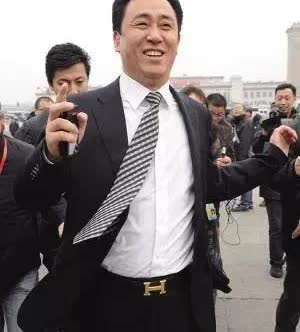 一个亿万富翁许家印负债2.4万亿元，被评为全国劳模，另一个女子叶有芝贩卖5000