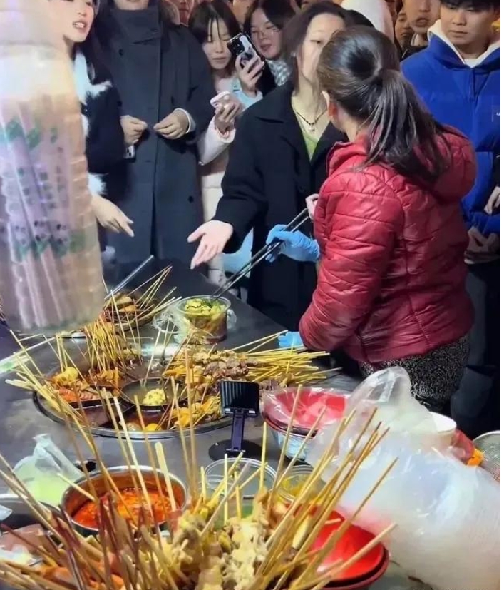 游客路边摊遇见麻辣烫“刺客”，女子在长沙的路头路边摊点了一碗小小的麻辣烫，商家竟