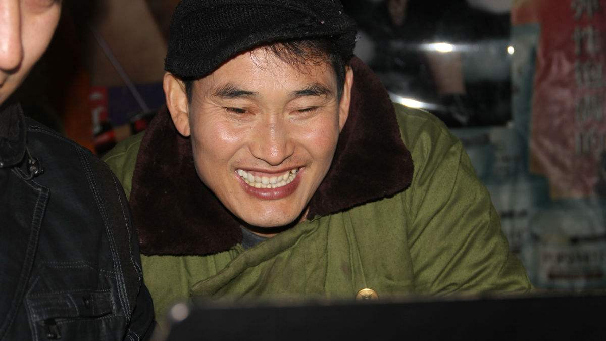 大衣哥：农民背景，歌唱成名，善良回馈，成功路上的坚持与挑战！